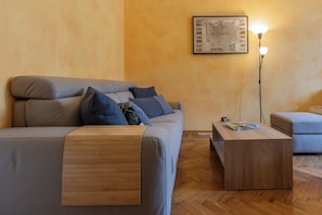 Apartamento básico, sacada | Área de estar