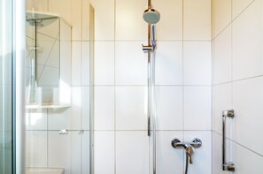 Een douche, gratis toiletartikelen, een haardroger