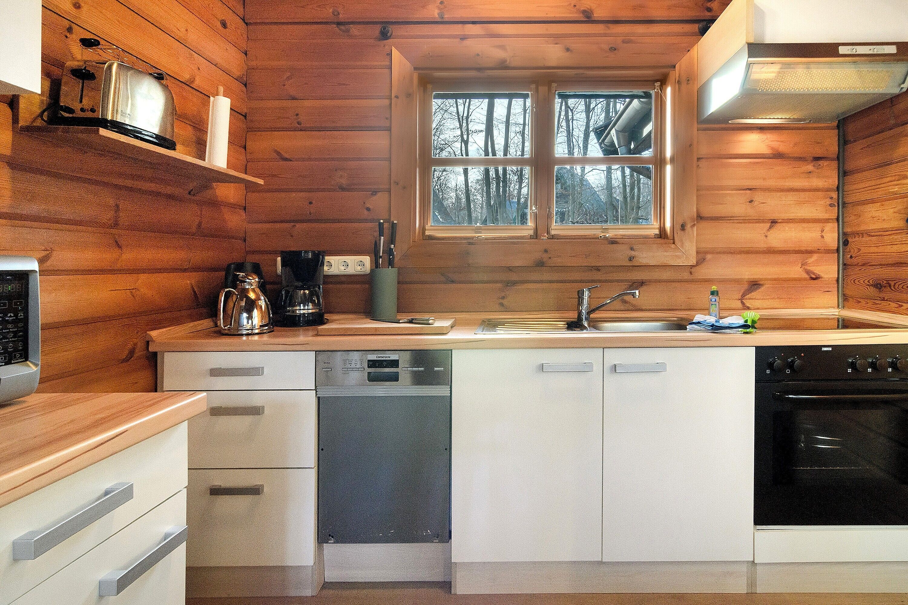 Frigorifero, microonde, forno, piano cottura