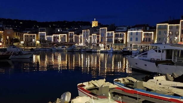 A marina at dusk with boats docked, reflecting buildings in the background. - Chez Giulia Cassis - Studio near the beach (Cassis)
