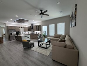 Een televisie en een open haard