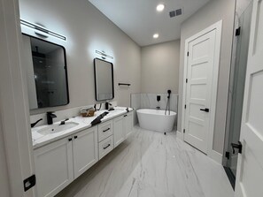 Een douche, een bidet, handdoeken, zeep