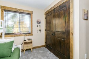 Desk, travel crib, WiFi, bed sheets