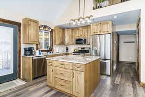 ثلاجة، ميكروويف، فرن، موقد طهي مسطح