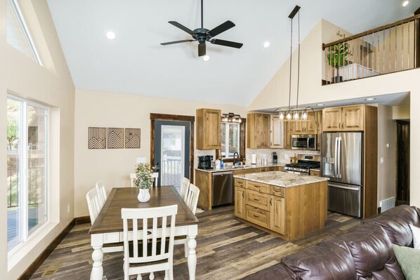 雪櫃、微波爐、焗爐、爐具