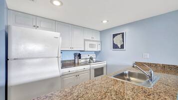 Een koelkast, een microgolfoven, een oven, een kookplaat