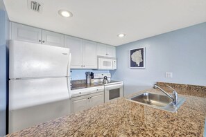 Een koelkast, een microgolfoven, een oven, een kookplaat