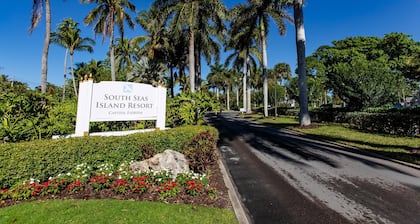 Lofted Captiva Condo with Pool and Beach Access!