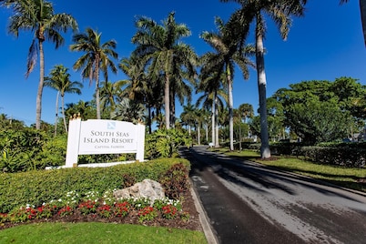 Lofted Captiva Condo with Pool and Beach Access!