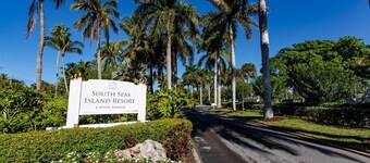 Lofted Captiva Condo with Pool and Beach Access!