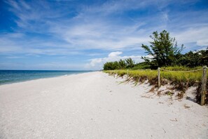 Beach - Lofted Captiva Condo with Pool and Beach Access! (Captiva)