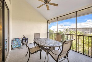 Outdoor dining - Lofted Captiva Condo with Pool and Beach Access! (Captiva)