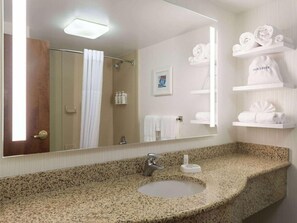 Bathroom - Wingate by Wyndham St. Louis Airport (St. Ann)