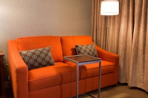 Living area - Wingate by Wyndham St. Louis Airport (St. Ann)