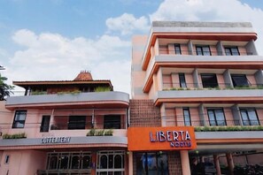A building with a coffee shop on the ground floor and a restaurant on the upper floor. - Liberta Malioboro North (Gedong Tengen)