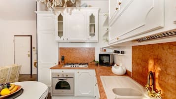 Micro-ondes, four, plaque de cuisson, lave-vaisselle