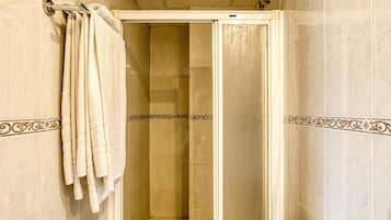Douche, serviettes fournies