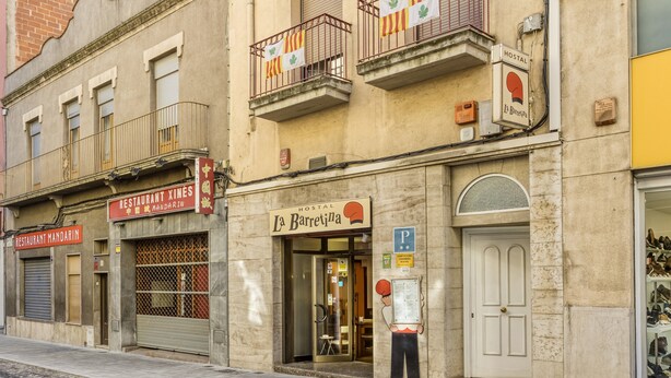 A building with a restaurant named 'RESTAURANT XINES' and a hostel named 'La Barretta'. - Bed and Breakfast 'Single Room 1' with Balcony, Wi-Fi and Air Conditioning (figueres)