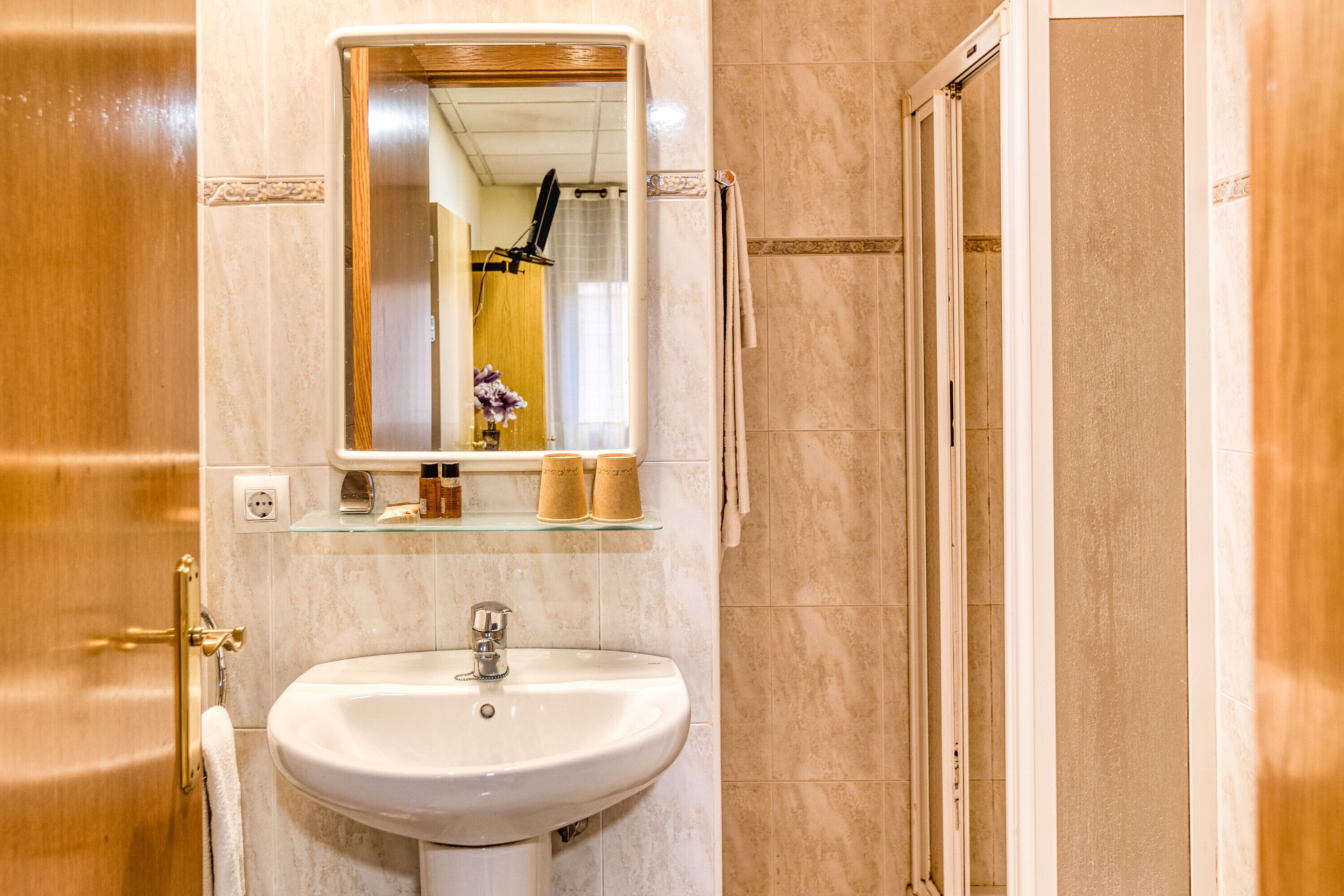 Een douche, handdoeken