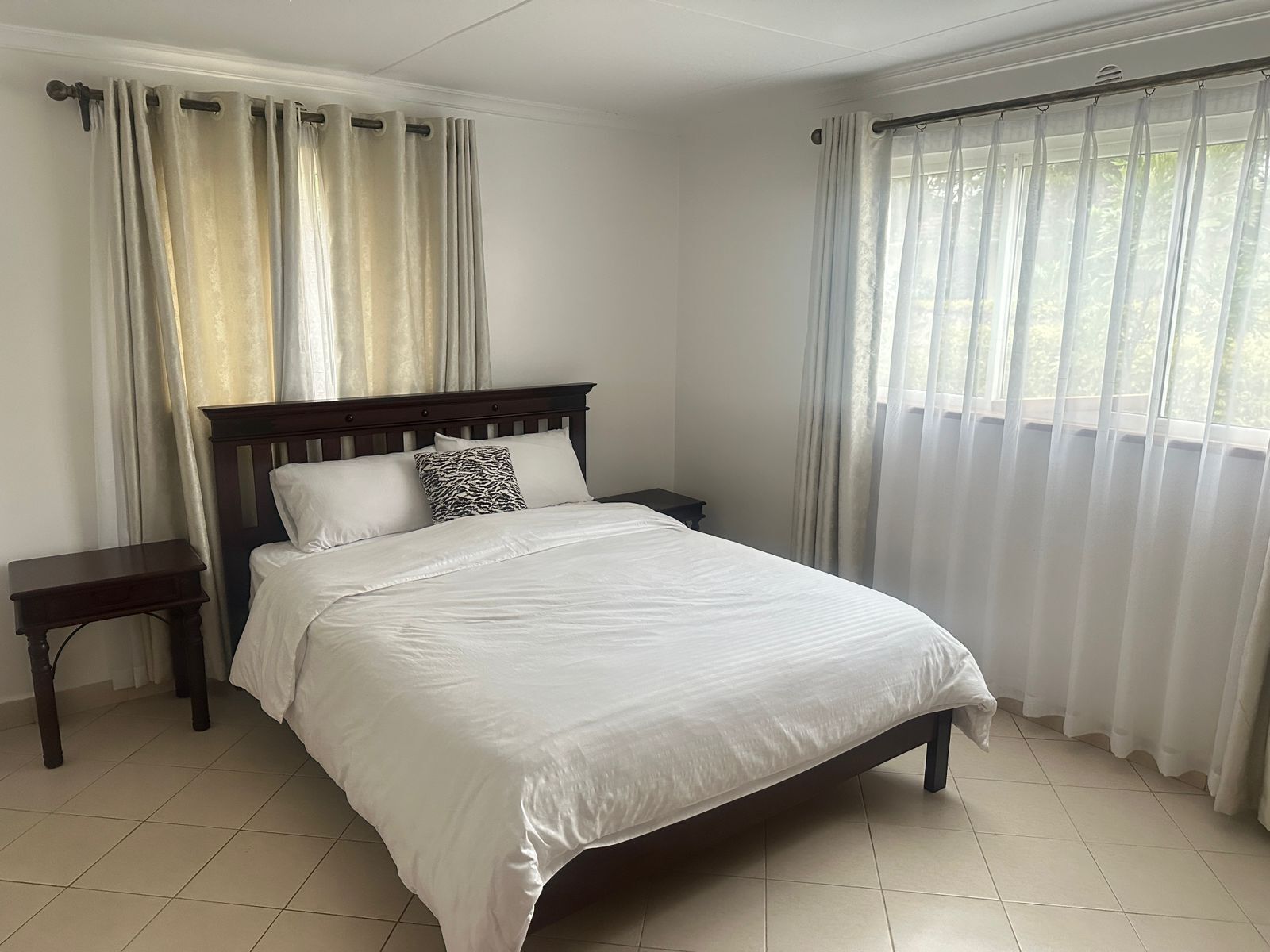 4 habitaciones, tabla de planchar con plancha, wifi y ropa de cama 