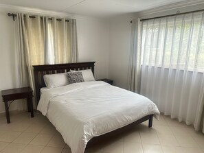 4 habitaciones, tabla de planchar con plancha, wifi y ropa de cama 