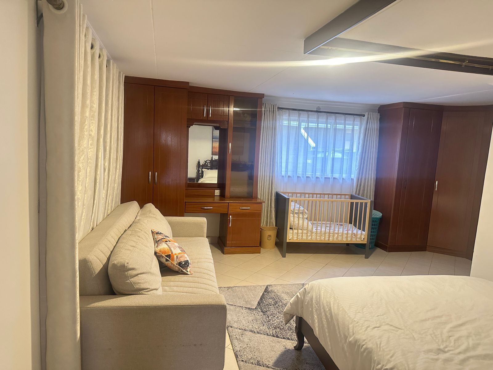 4 habitaciones, tabla de planchar con plancha, wifi y ropa de cama 