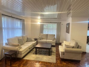 Smart TV - Spacious 4-bedroom villa with a Pool in serene Athiriver BAOB (Athi River)