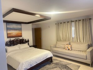 4 bedrooms, iron/ironing board, WiFi, bed sheets