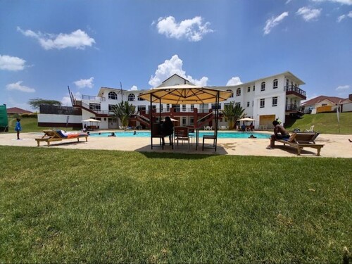 Spacious 4-bedroom villa with a Pool in serene Athiriver BAOB