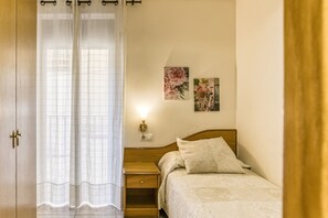 1 bedroom, WiFi, bed sheets - Single Room at Hostal Barretina (figueres)