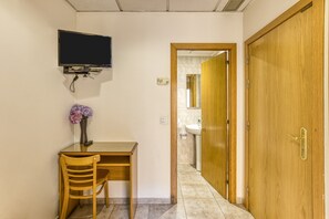 Shower, towels - Single Room at Hostal Barretina (figueres)