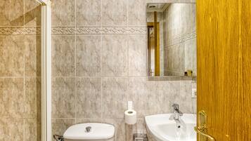 Een douche, handdoeken