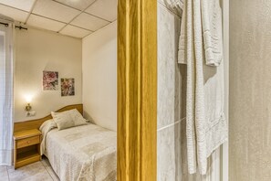 1 bedroom, WiFi, bed sheets - Single Room at Hostal Barretina (figueres)