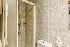 Een douche, handdoeken
