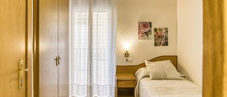 1 bedroom, WiFi, bed sheets