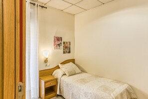 1 bedroom, WiFi, bed sheets - Single Room at Hostal Barretina (figueres)