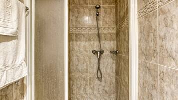 Douche, serviettes fournies