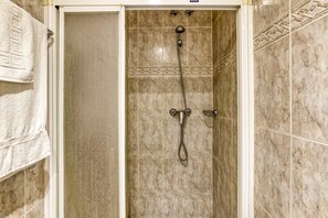 Shower, towels - Single Room at Hostal Barretina (figueres)