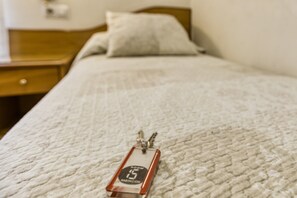 1 bedroom, WiFi, bed sheets - Single Room at Hostal Barretina (figueres)