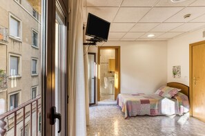 WiFi, bed sheets - Room in the Heart of Figueres (figueres)