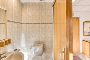 Shower, towels - Room in the Heart of Figueres (figueres)