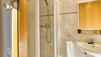 Een douche, handdoeken