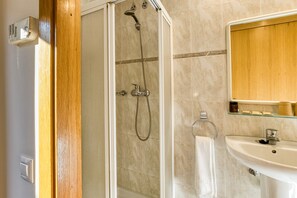 Douche, serviettes fournies