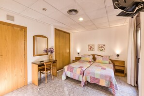 WiFi, bed sheets - Room in the Heart of Figueres (figueres)