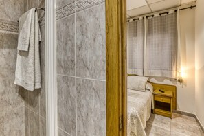 Regadera, amenidades de baño gratuitas, toallas 