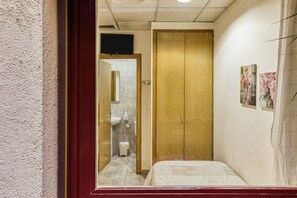 1 bedroom, WiFi, bed sheets - Single Room at Hostal la Barretina (figueres)