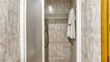 Douche, articles de toilette gratuits, serviettes fournies