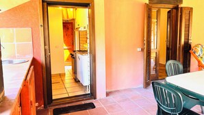 A compact kitchen with a tiled backsplash, a built-in oven, and a sink. - Bilocale Lu Liciu H10 in Centro (San Teodoro)
