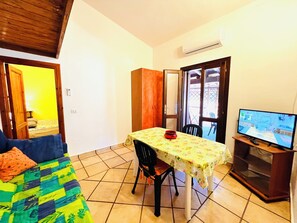 Apartment | Living area | 22-inch flat-screen TV with cable channels - Bilocale Lu Liciu H10 in Centro (San Teodoro)