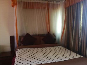 Executive Single Room, City View | Free WiFi, bed sheets - Silvia's  Inn Hotel (Marsabit)